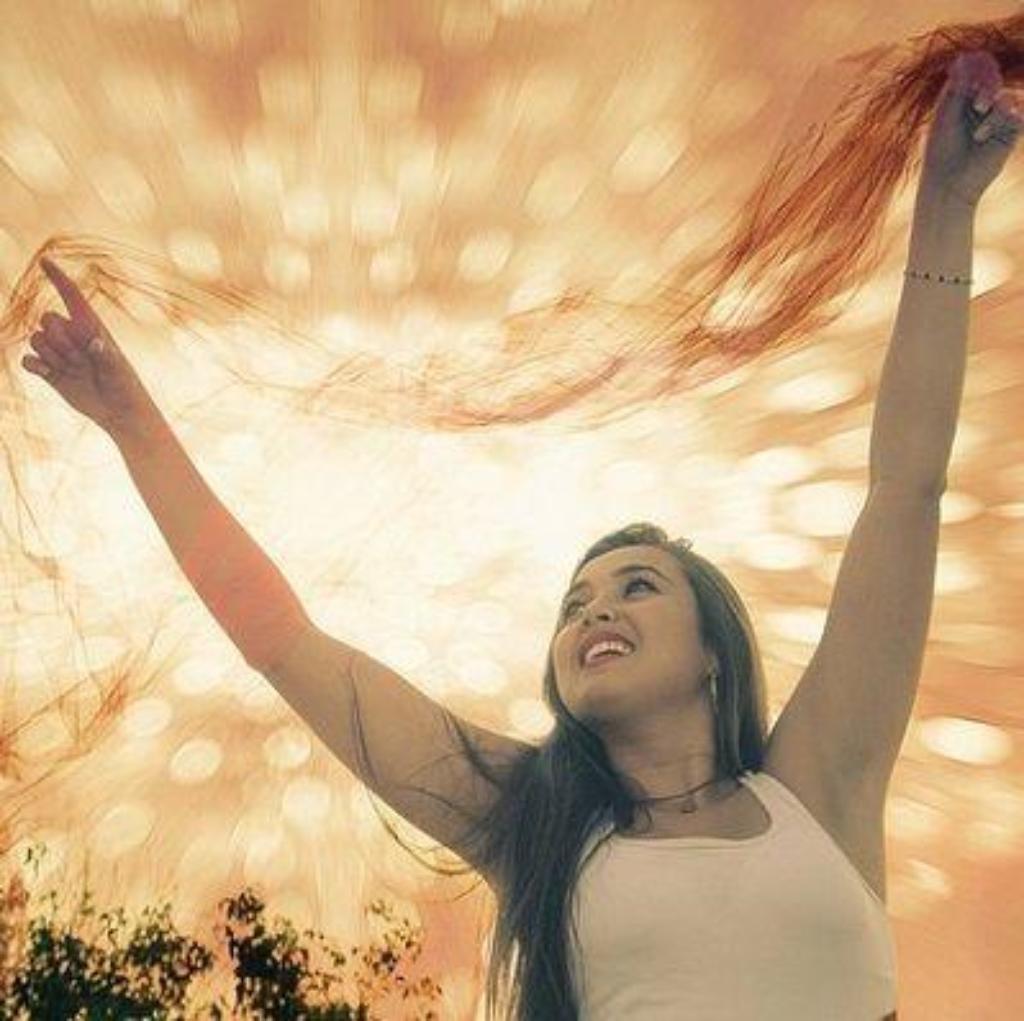 https://pixabay.com/de/photos/frau-sonne-weiblich-sommer-sch%C3%B6ne-1807860/
